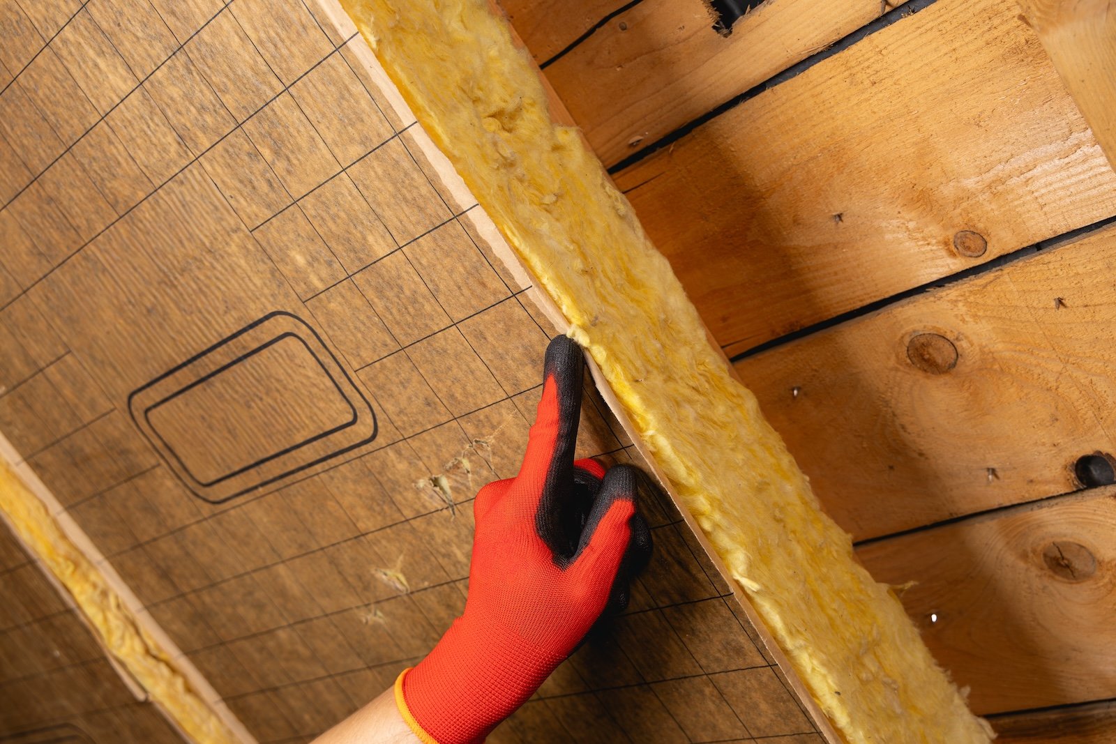 Duurzame dakisolatie met isolatiemateriaal voor een energiezuinige woning