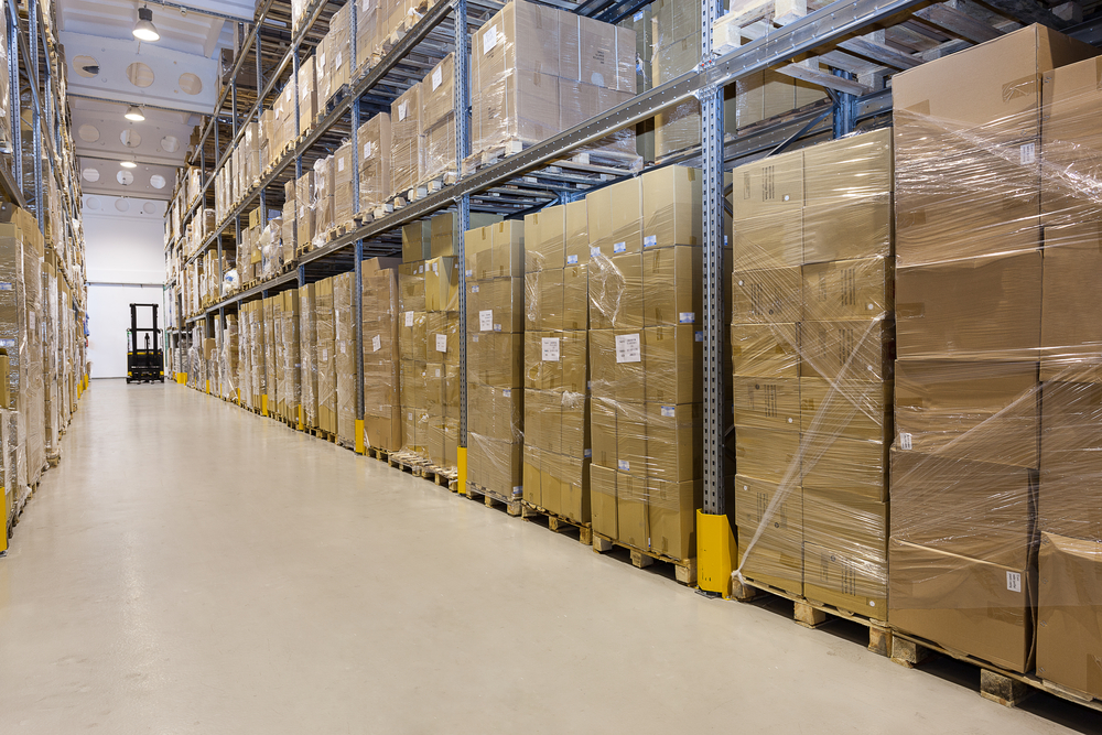 Rijen met pallets in een magazijn met dozen