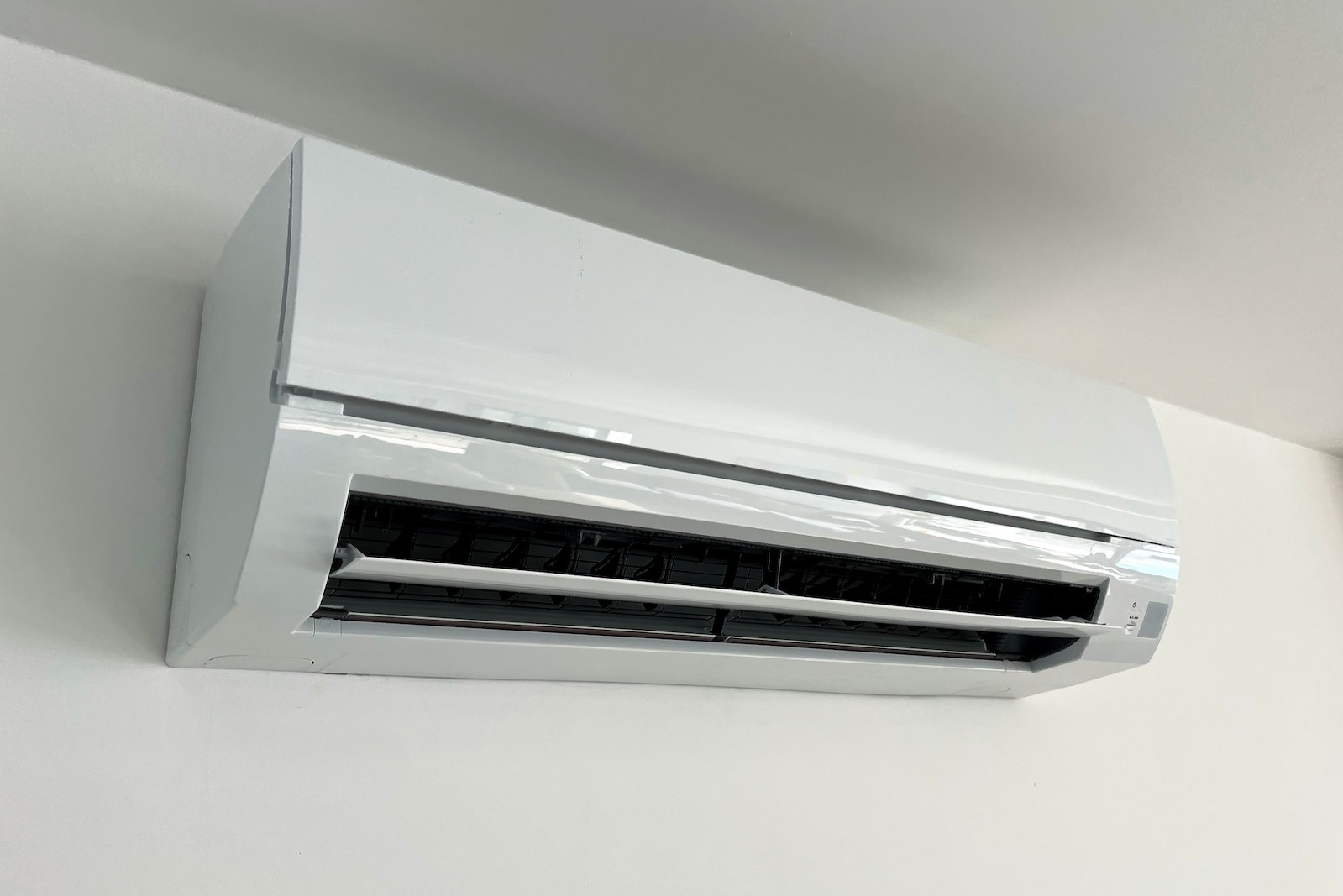 Energiezuinige airconditioning voor koelen en verwarmen in een modern interieur.